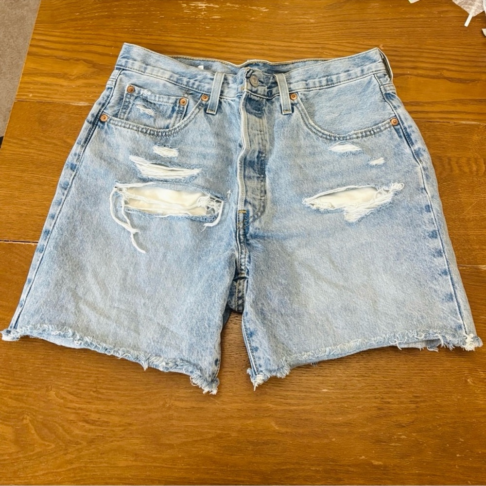 Levi’s Distressed Light Blue Denim Shorts w32